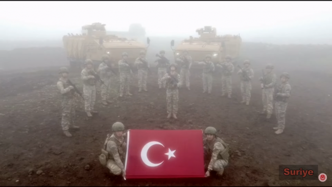 MSB'nin yayınladığı yeni yıl videosunda Suriye'deki askerlerimizin arkasında yer alan Kaplan dikkatlerden kaçmamıştı.